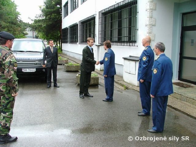 MINISTER OBRANY V PRE OVE