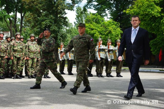 Odovzdanie velenia pozemných  síl  OS SR