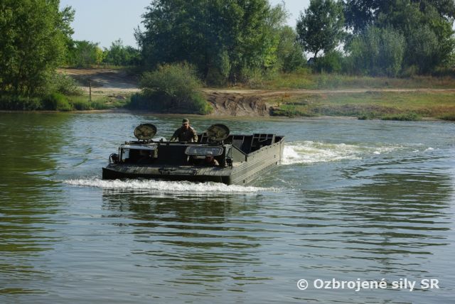 Mnohonárodný prápor TISA, v rámci cvičenia už druhý deň pokračuje s pomocou pri povodniach