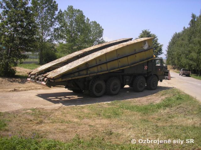 V obci Ľubica, vojaci pozemných síl  kladú ďalší most