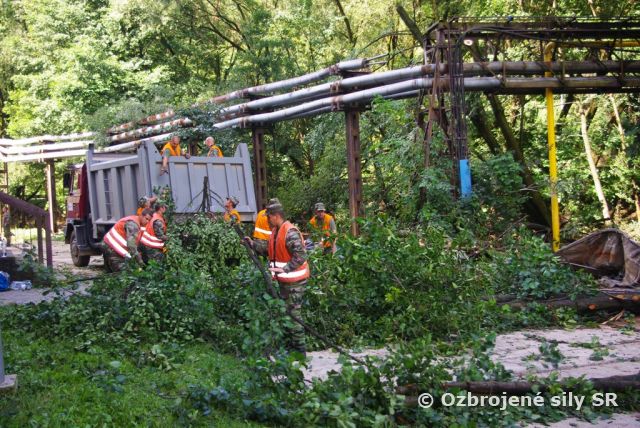 Vojaci pomáhajú pri odstraňovaní následkov po povodniach  na Hornej Nitre