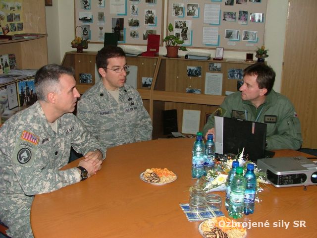 Pridelenec obrany a letecký pridelenec USA navštívili krídlo v Prešove