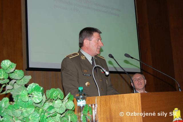Generáli pozemných síl prednášali v AOS