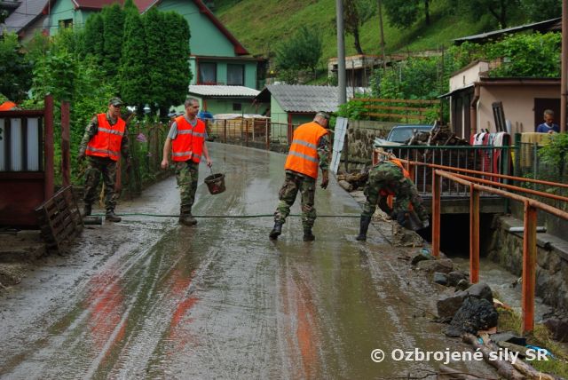 Vojaci vzdušných síl zasahujú v Šášovskom Podhradí