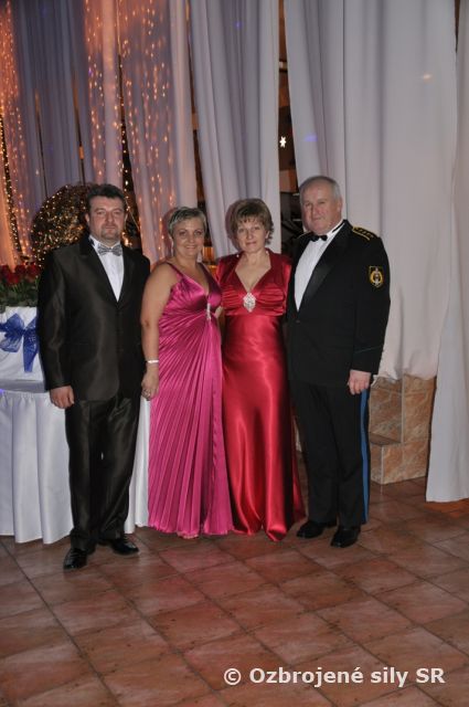 Nitrianski rakeťáci vymenili maskáče za obleky