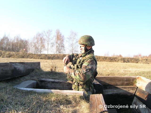 Masky a skúmavky vymenili za granáty