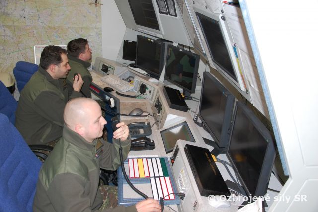 Chartrové lety na Sliači  alebo Bez vojakov by to nešlo