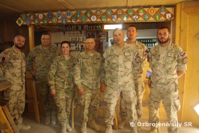 Príslušníci ženijno-letiskovej stavebnej čaty v Afganistane ocenení pamätnými mincami