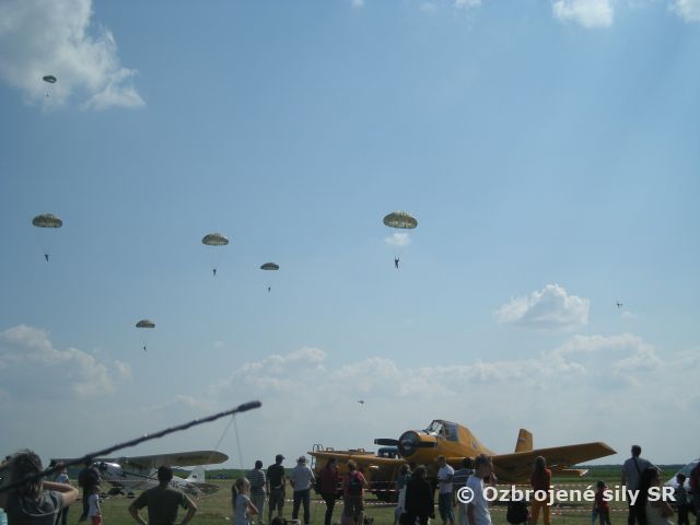 Úspech padákových odborníkov na leteckých dňoch v Nových Zámkoch
