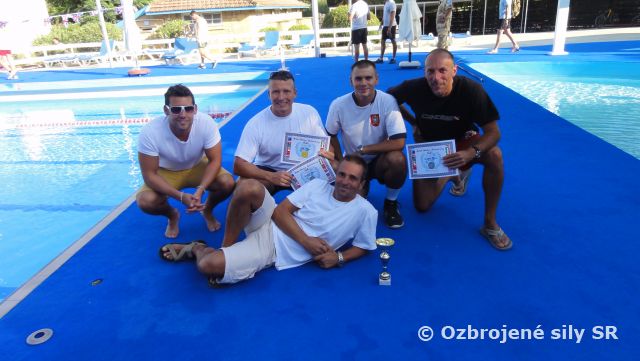 Slovenskí vojaci fenomenálne triumfovali v plaveckej súťaži misie UNFICYP