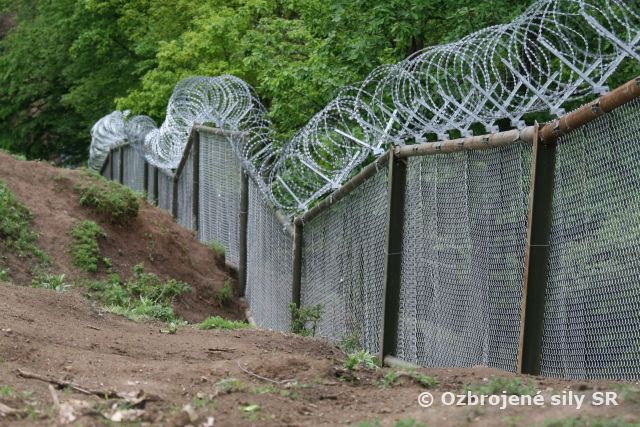 Ženisti stavajú plot v Zemianskych Kostoľanoch