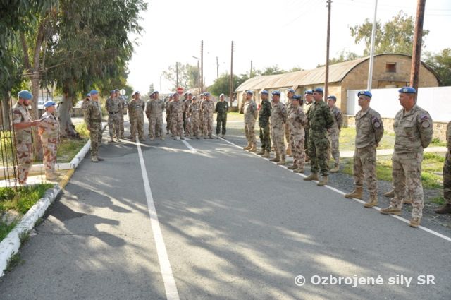 Príslušníci Sektoru 4 a ženisti z veliteľstva UNFICYP ocenení hlavnou vojenskou veliteľkou misie