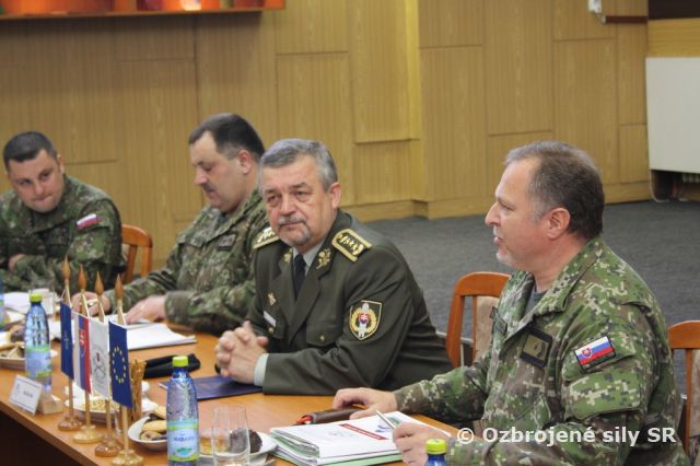 Členovia vojenskej  rady rokovali na východe