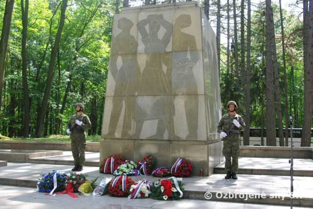Veliteľ pozemných síl položil veniec pri pamätníku umučených