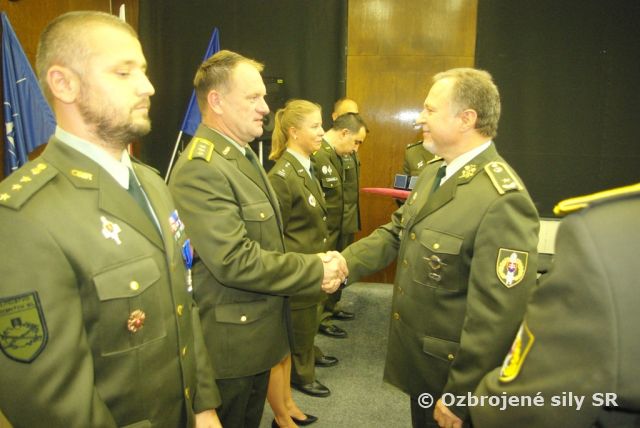 Príslušníci veliteľstva pozemných síl si uctili štátne sviatky SR