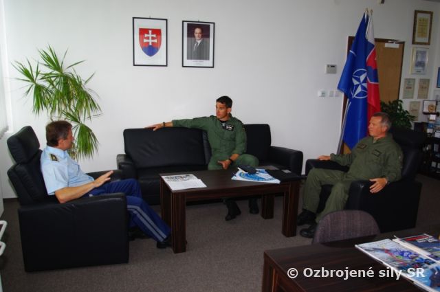 Veliteľ  100. letky RAF u veliteľa vzdušných síl vo Zvolene