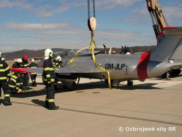 Núdzové pristátie civilného lietadla L-29 Delfín