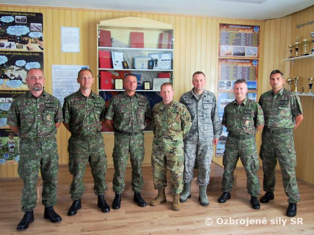 Rakeťákov navštívil pridelenec obrany a letecký pridelenec USA