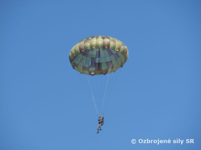 Kurz vysadzovačov z leteckej techniky na letisku Kuchyňa
