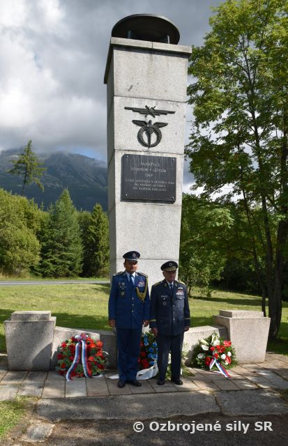 Spomienka pri Pamätníku hrdinov - letcov SNP