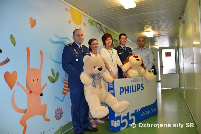 Vojaci potešili najmenších pacientov