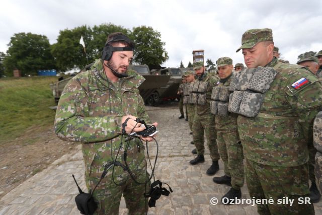Záložníci stavajú v Lešti pontónový most