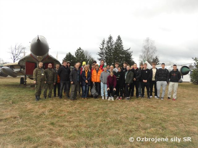 Návšteva žiakov a učiteľov  Strednej priemyselnej školy dopravnej v 81. krídle Sliač