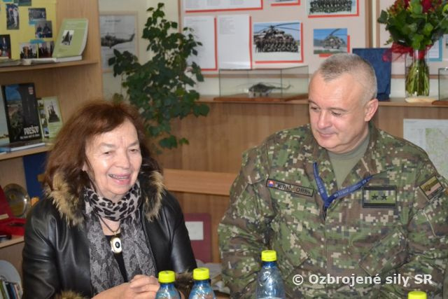 Funkcionári vrtuľníkového krídla privítali vzácnu návštevu