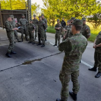 Príslušníci 46. krídla vagónovali