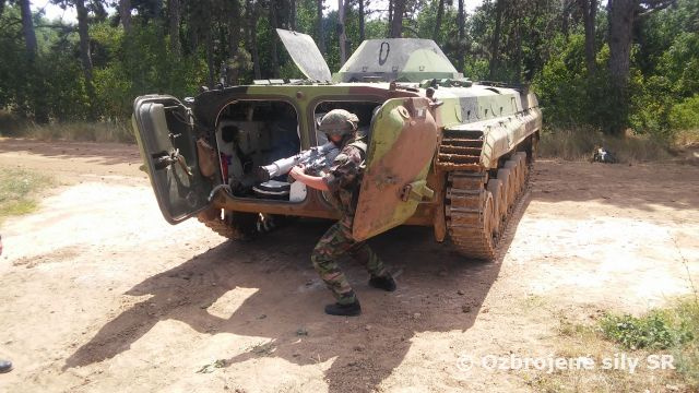 Prach a horúčavy, bojové streľby za dverami, avšak IGLY nič nezastaví