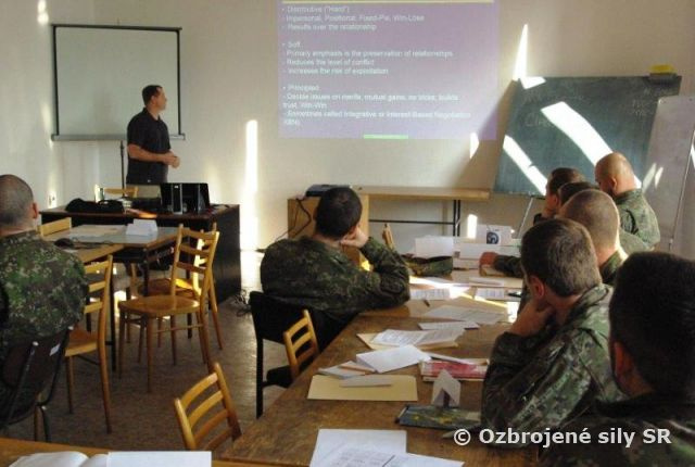 Príslušníci odborného kurzu CIMIC a PSYOPS v podmienkach 2.mb napredujú