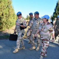 Modré barety pod ostrým okom inšpekcie 