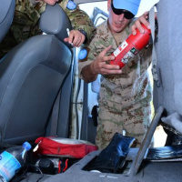 Modré barety pod ostrým okom inšpekcie 