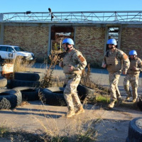 Modré barety pod ostrým okom inšpekcie 