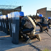 Modré barety pod ostrým okom inšpekcie 