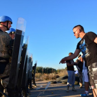 Modré barety pod ostrým okom inšpekcie 