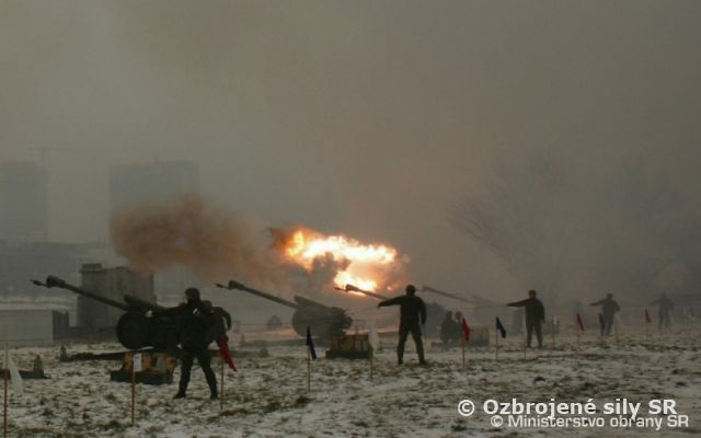 Vojaci odpálili z nábrežia 20 novoročných sálv