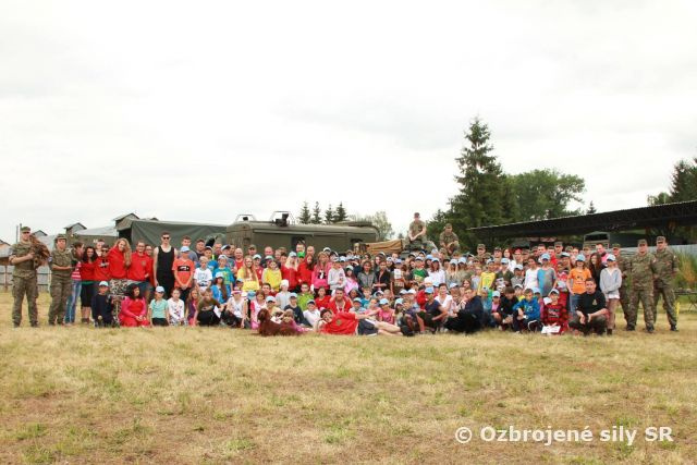 Štvorlístok a deti z tábora v kasárňach na Podborovej