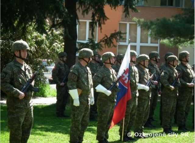 Príslušníci raketometného oddielu si pripomenuli 69. výročie ukončenia druhej svetovej vojny v Rožňave