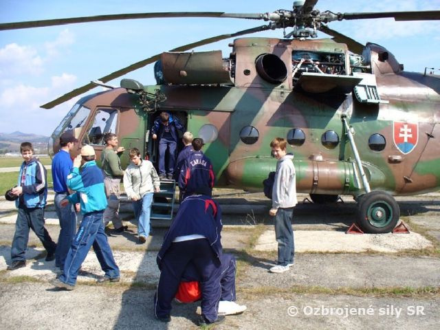 KANADSKÍ HOKEJISTI NA LETECKEJ ZÁKLADNI SLIAČ