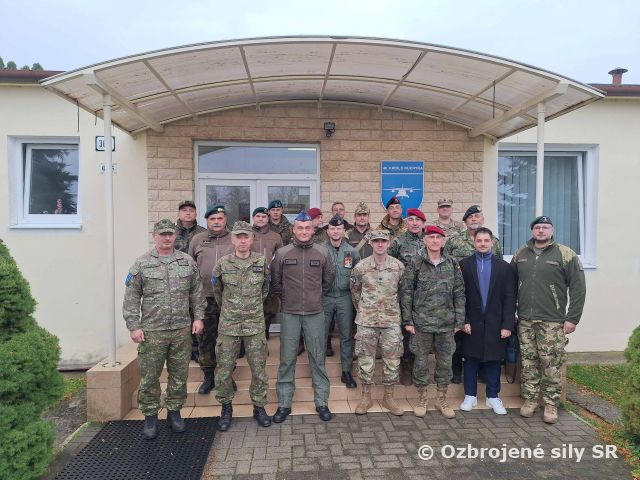 Vojenskí diplomati navštívili 46. krídlo Kuchyňa