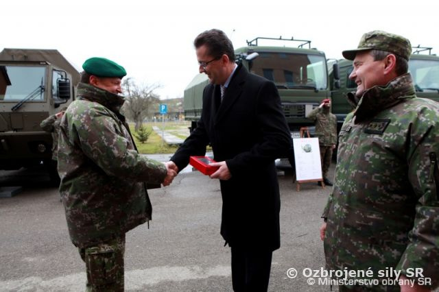 Minister Glváč odovzdal vojakom nové terénne vozidlá