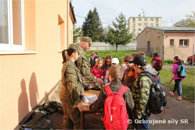 Prezentácia vzdušných síl zvolenským školákom
