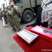 Minister Glváč odovzdal vojakom nové terénne vozidlá