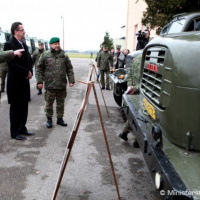 Minister Glváč odovzdal vojakom nové terénne vozidlá