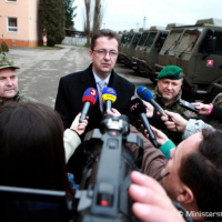 Minister Glváč odovzdal vojakom nové terénne vozidlá