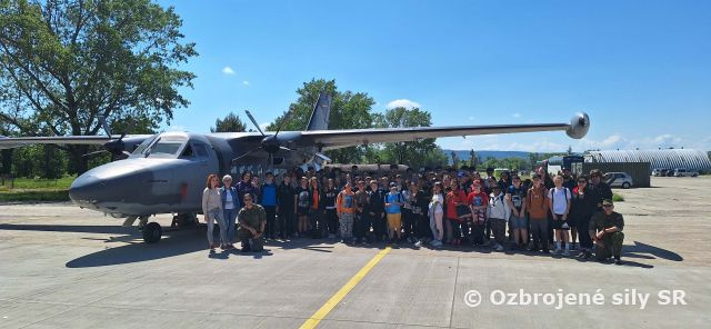 Deti z materských a základných škôl na letisku v Kuchyni