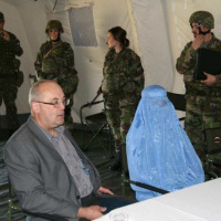 Práporová skupina pokračuje druhý deň v plnení operácie