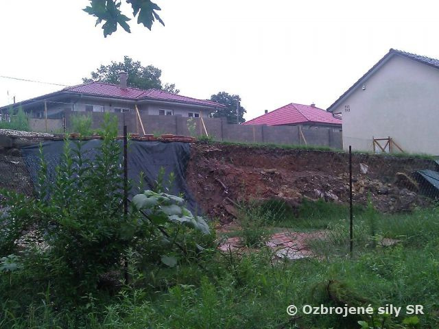 So zosúvajúcim svahom vo Vinohradoch nad Váhom pomáhajú aj vojaci 