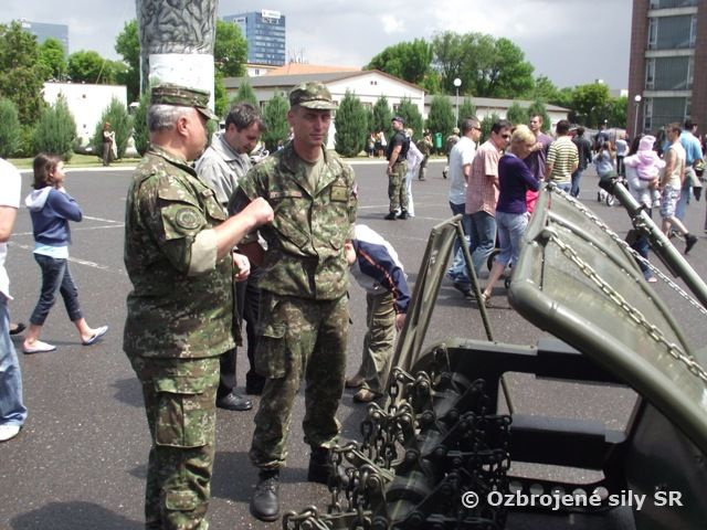 Príslušníci PS OS SR zabezpečovali Deň otvorených dverí MO SR 25. júna 2011.